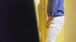 Il a trop envie de pisser dans un bar, il finit par pisser dans une bouteil
