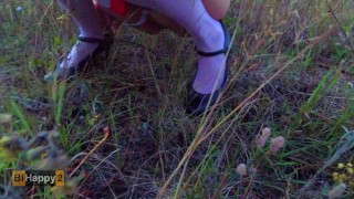 Школьница пошла пописать в поле прогуливая уроки