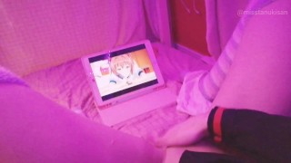 Hawaii girl masturbates watching lesbian porn